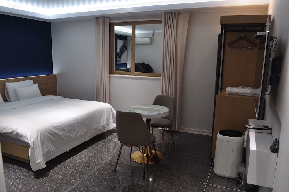 Premium Double Room (A, Styler, Free Netflix) photo 2