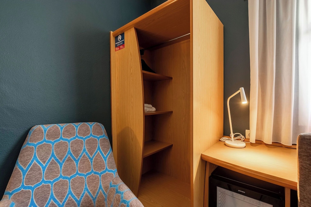 Room - Photo 23