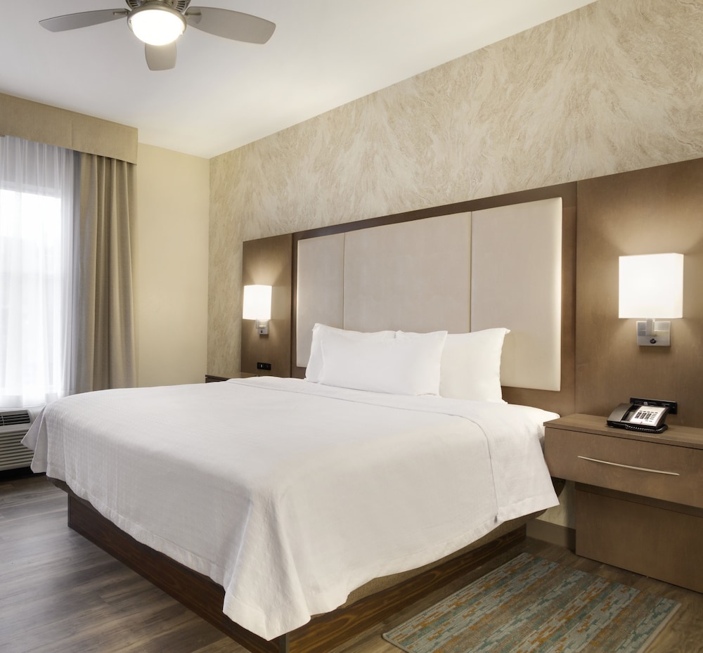 Studio, 1 King Bed, Balcony (Main Street) photo 2