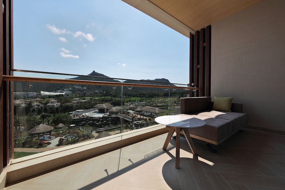 Suite, 1 King Bed, Mountain View (Living Area)