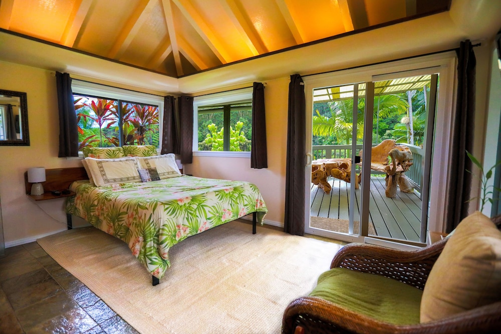 Deluxe Bungalow, 1 Queen Bed, Lanai, River View photo 1