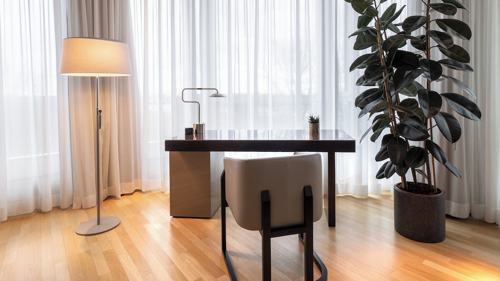 Suite, Corner