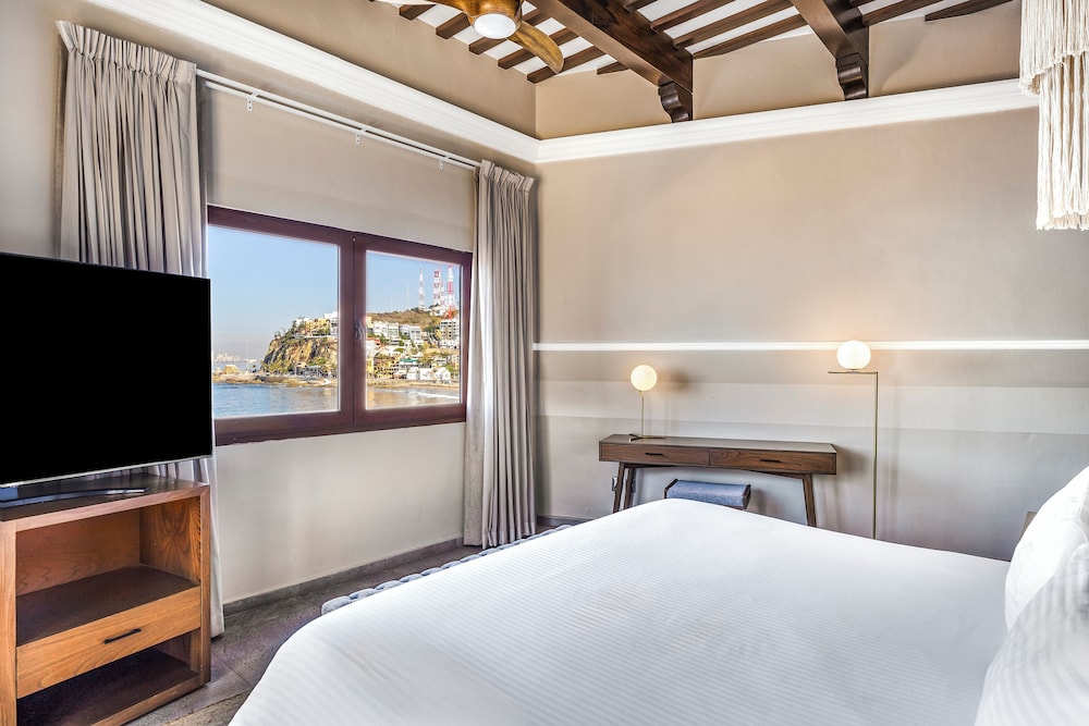 Deluxe Room, 1 King Bed, Ocean View