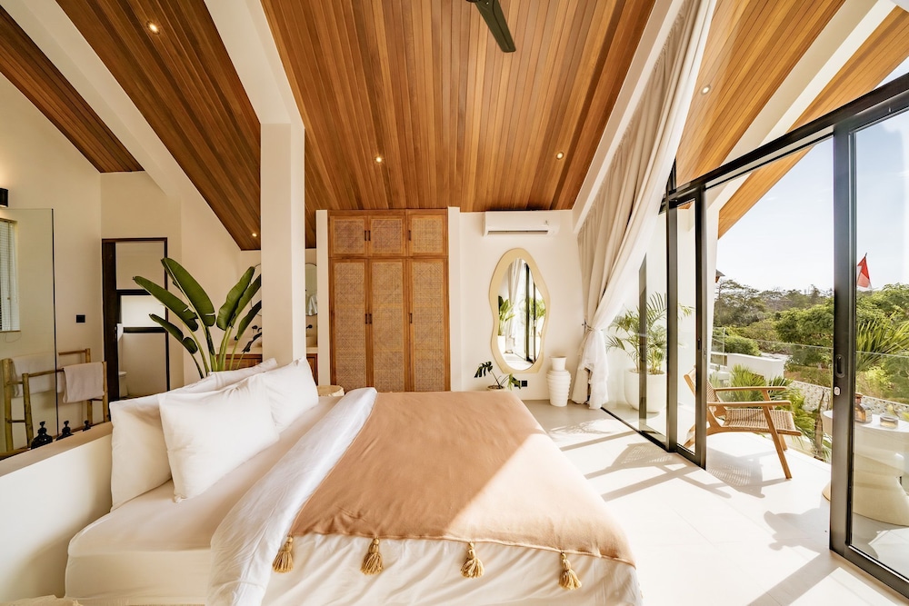 Luxury Villa, 1 King Bed, Pool View photo 2