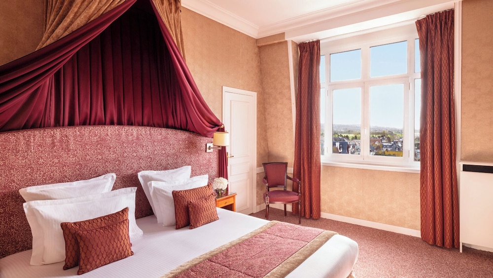 Superior Room, 1 King Bed, Pool View