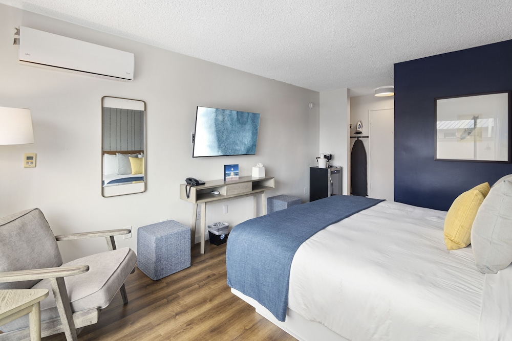 Deluxe Room, 1 King Bed, Harbor View photo 3