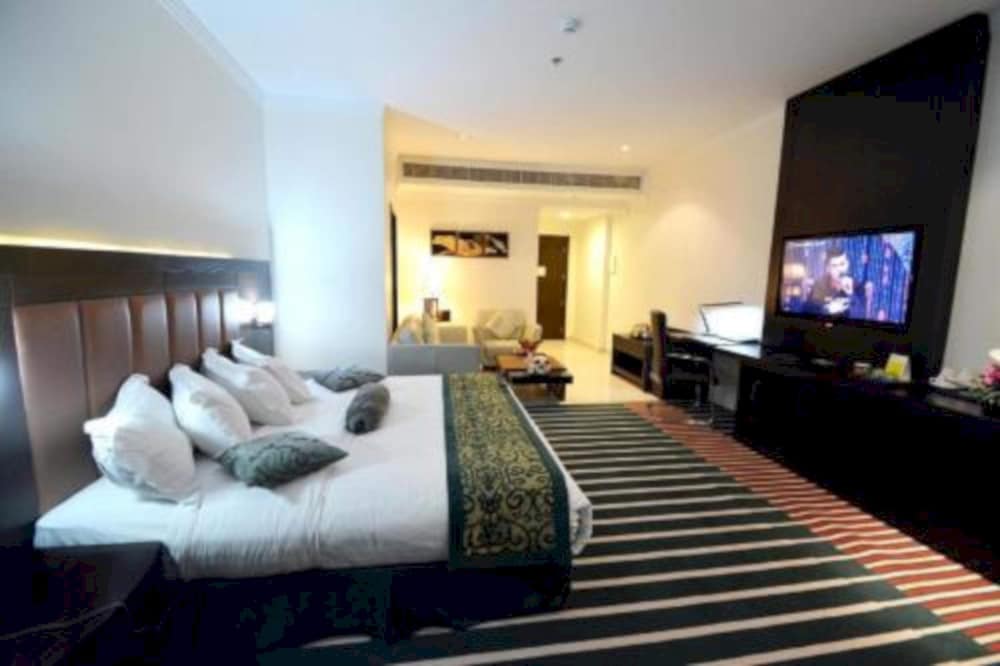 Honeymoon Suite, Jetted Tub photo 1