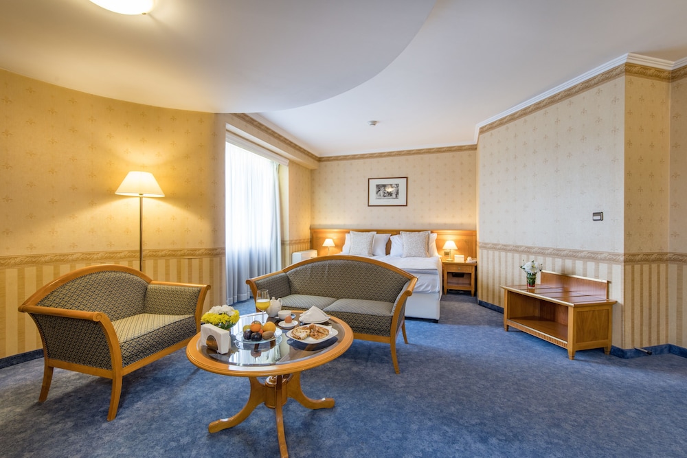 Suite - Photo 10