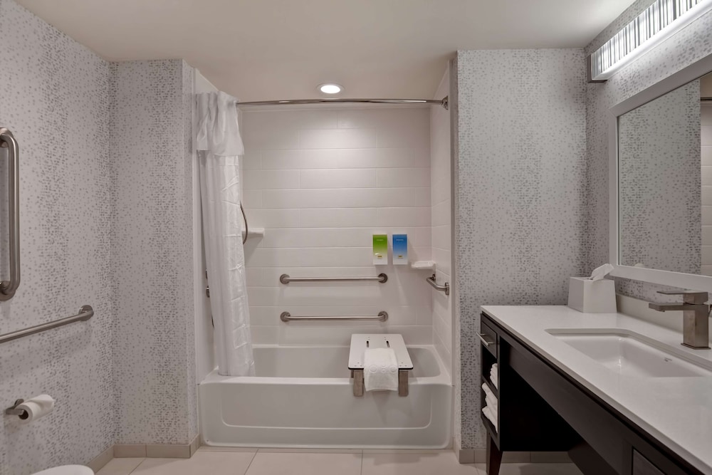 Suite, 1 Queen Bed, Accessible, Bathtub photo 3