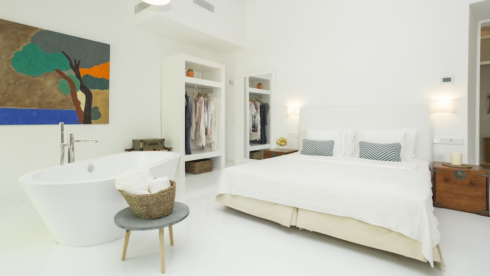 Suite, Balcony (Velaszquez) photo 2