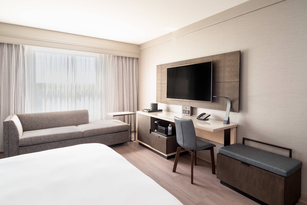 Room, 1 King Bed (Mobility Accessible, Roll-In Shower) - Photo 2