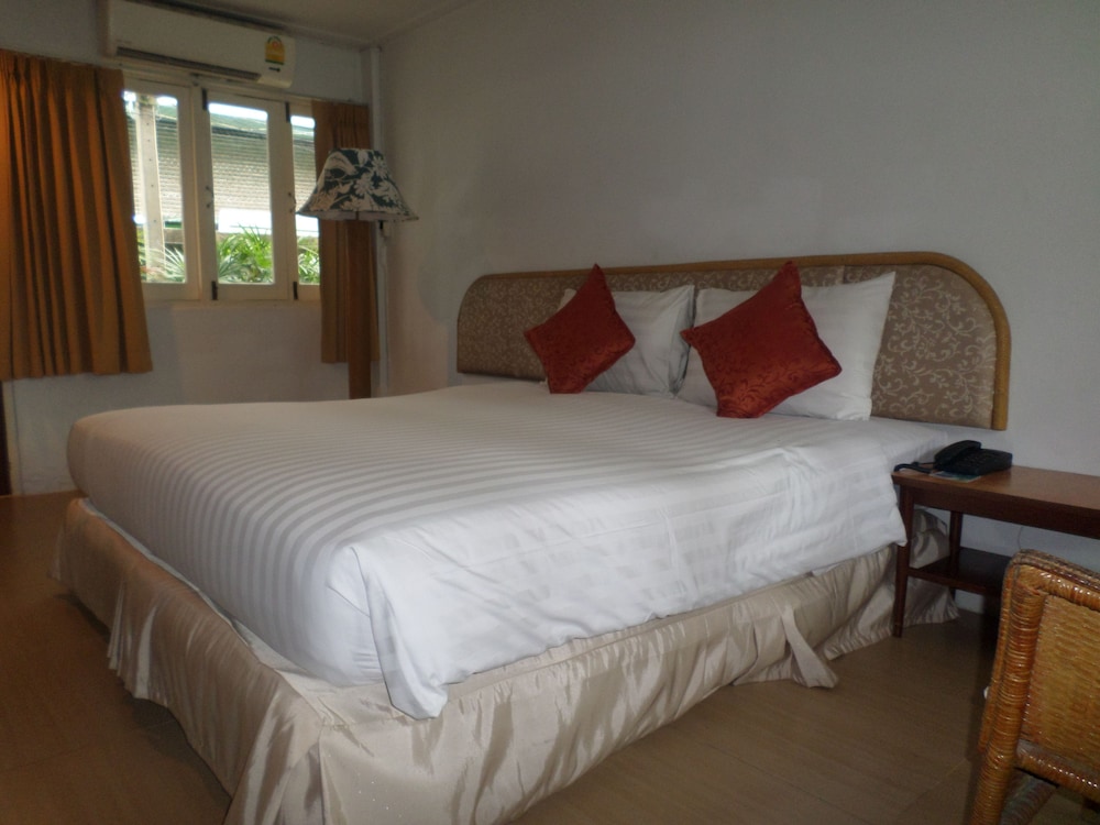 Superior Room, Pool View thumbnail 5