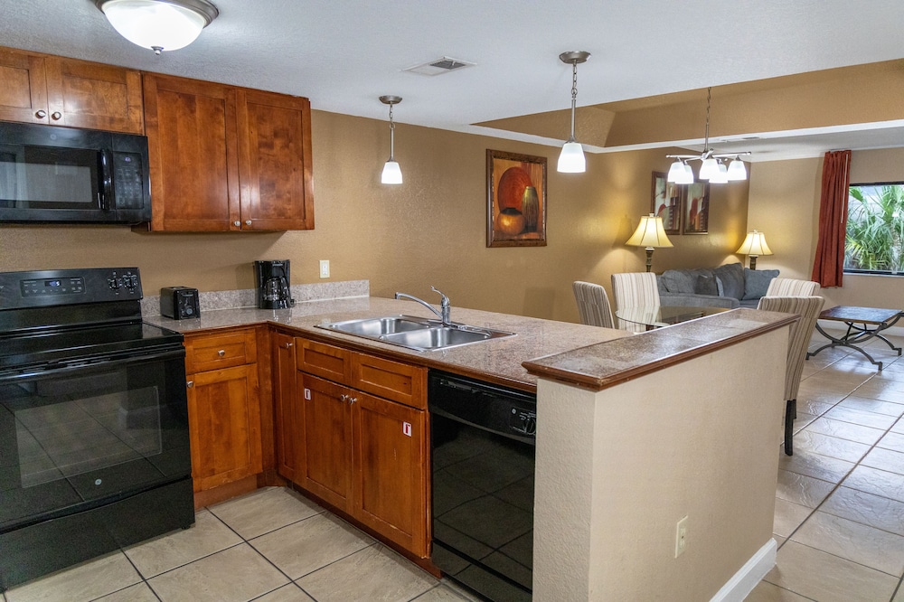 Suite, 2 Bedrooms - Street View