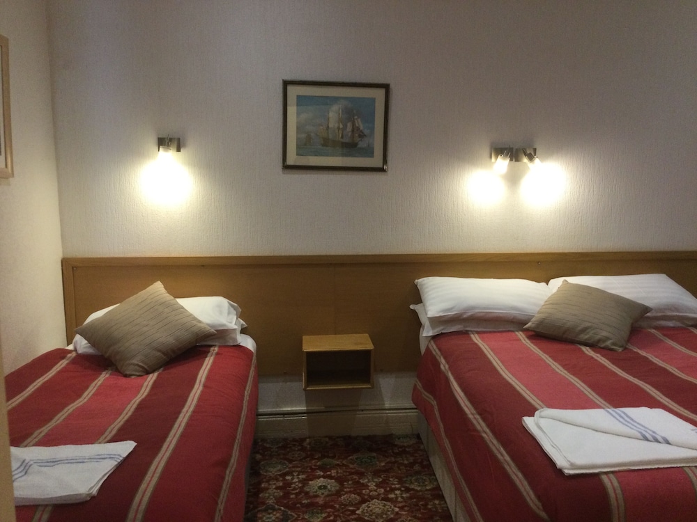 Rear Facing Ground Floor Triple room photo 3