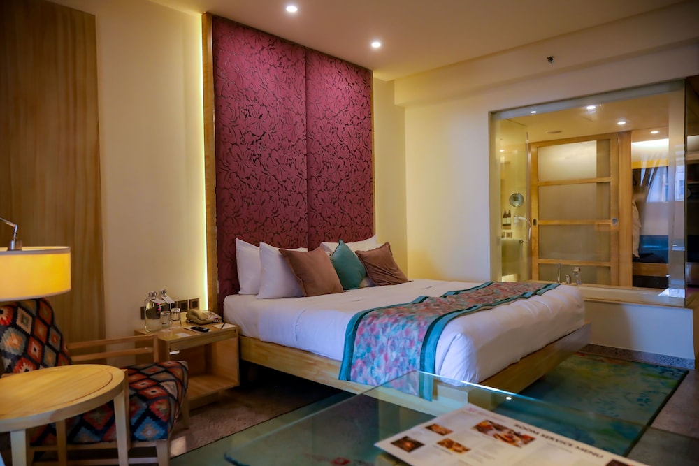 Plunge Pool King size bed with Bath tub - Photo 8