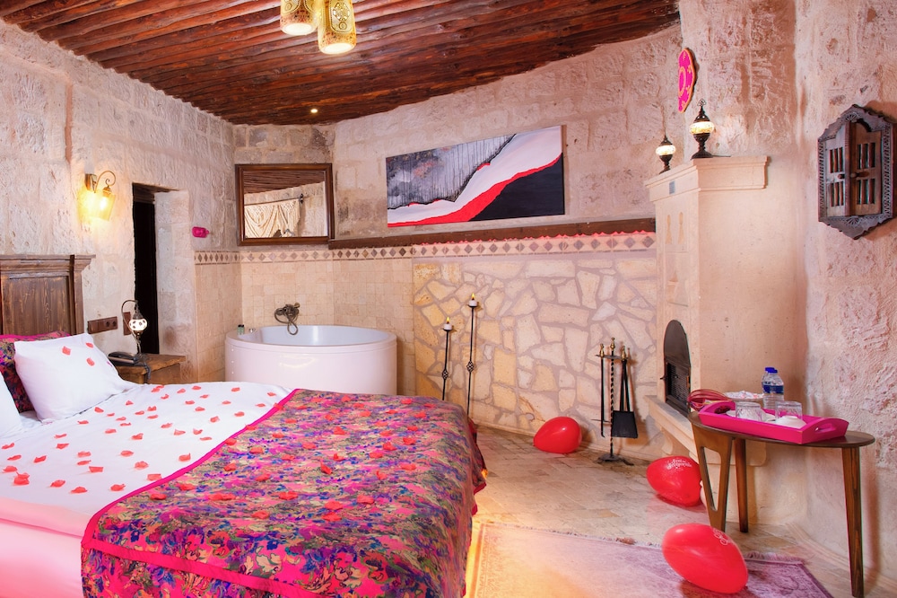 Fuchsia Honeymoon Suite photo 1