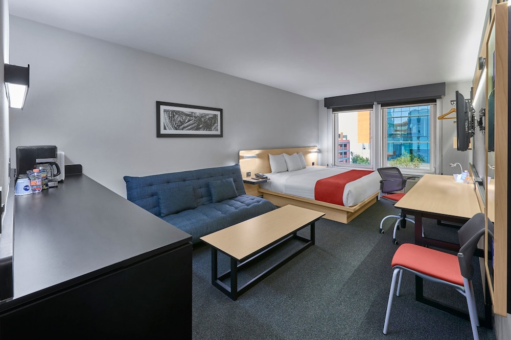 Superior Room, 1 Queen Bed with Sofa bed - Photo 4