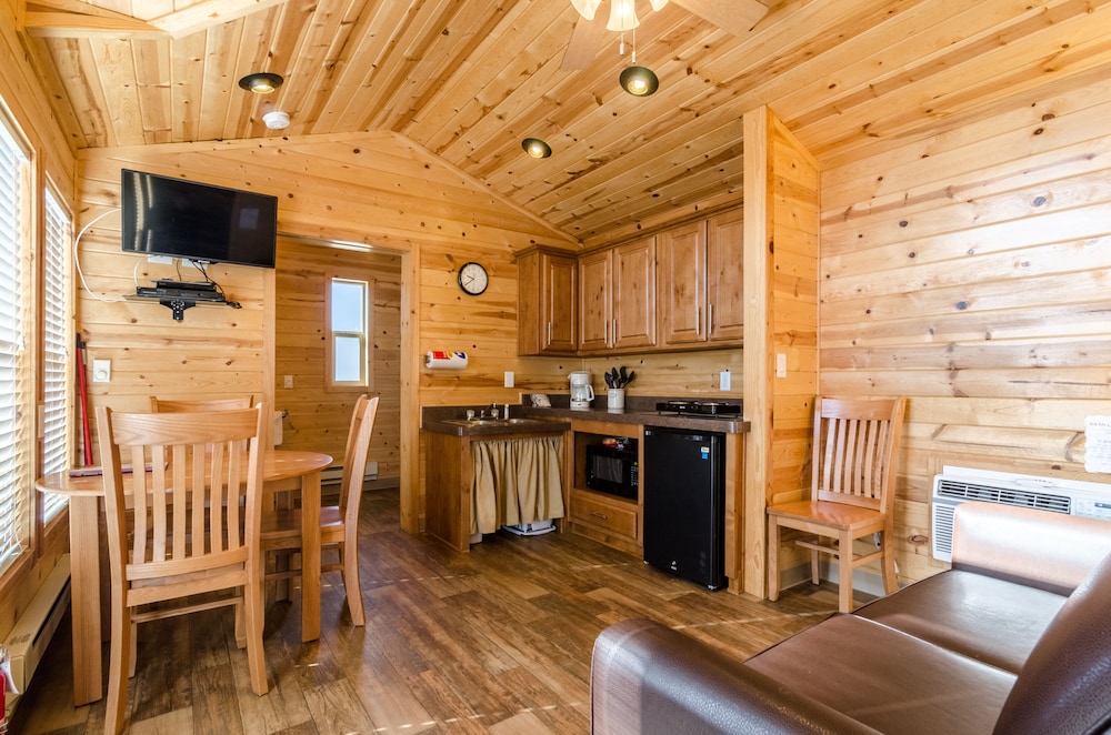 Cottage, 1 Bedroom, Accessible (Side Entry, Pets OK, Linens Available) photo 1