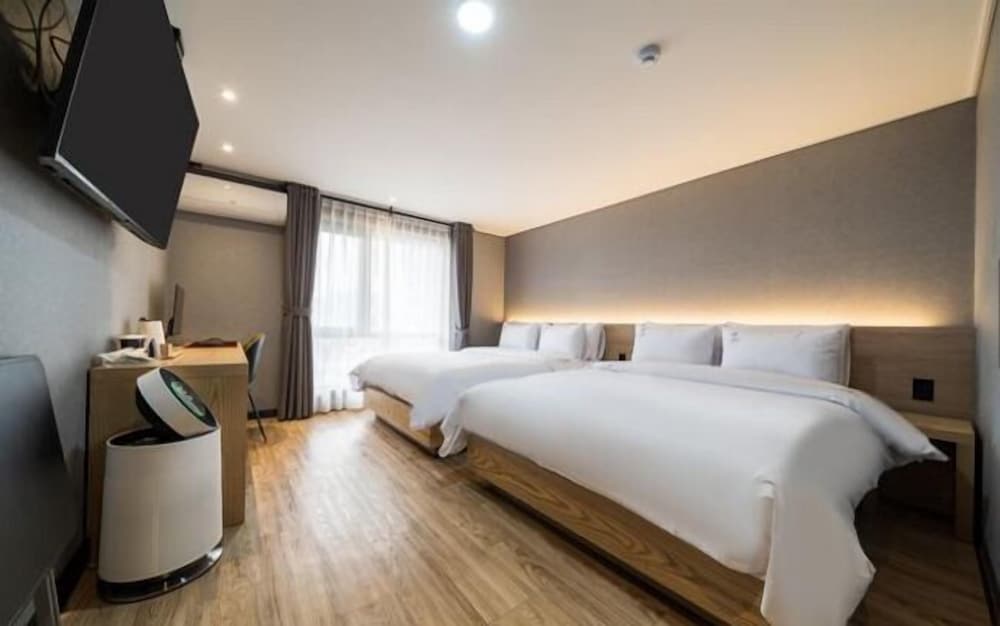 Family Twin Room, 2 Queen Beds, Non Smoking, City View