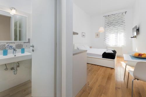 Studio Apartment - Photo 2