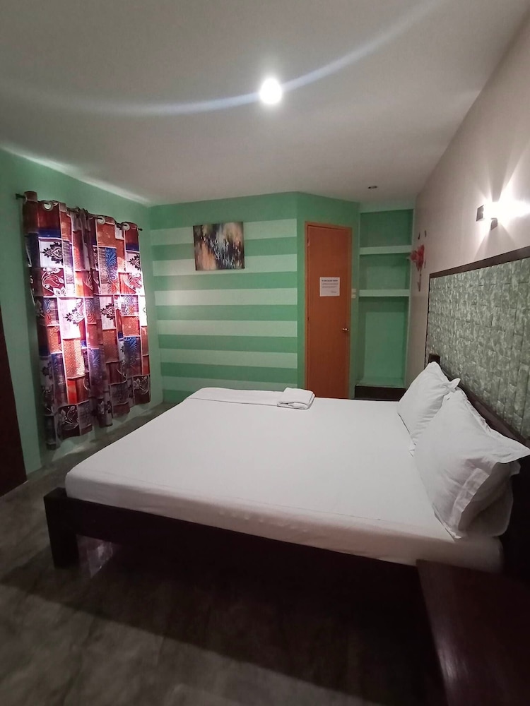 Deluxe Room, 1 Queen Bed, Non Smoking, Garden View photo 3