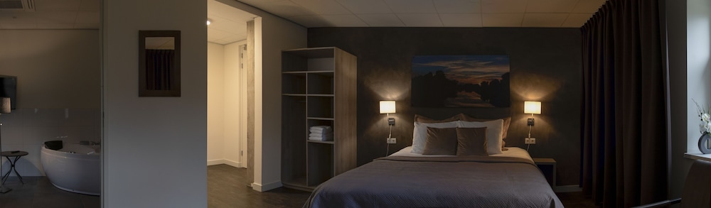 Suite, Jetted Tub