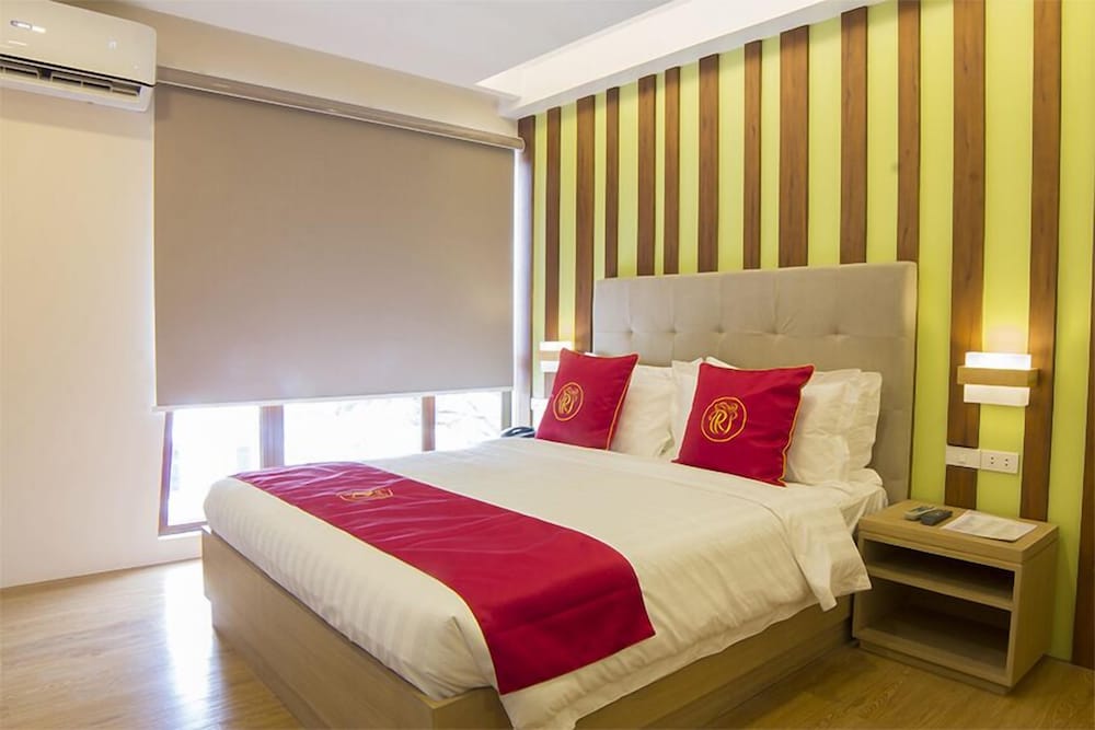 Deluxe Room, 1 Queen Bed, Balcony - Photo 3