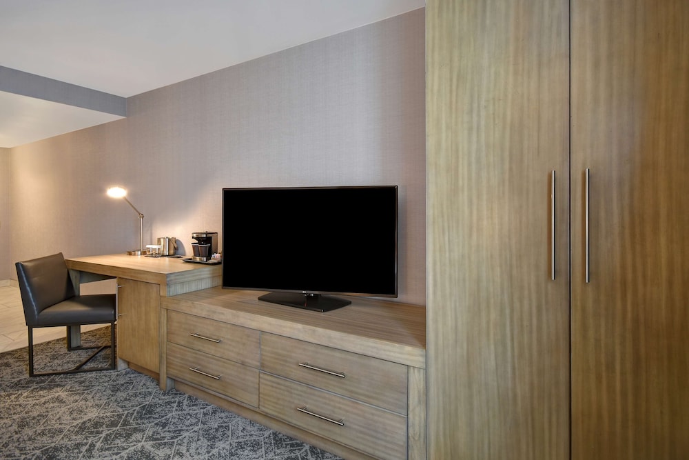 Room, 1 King Bed, Accessible, Bathtub (Mobility & Hearing) - Photo 2