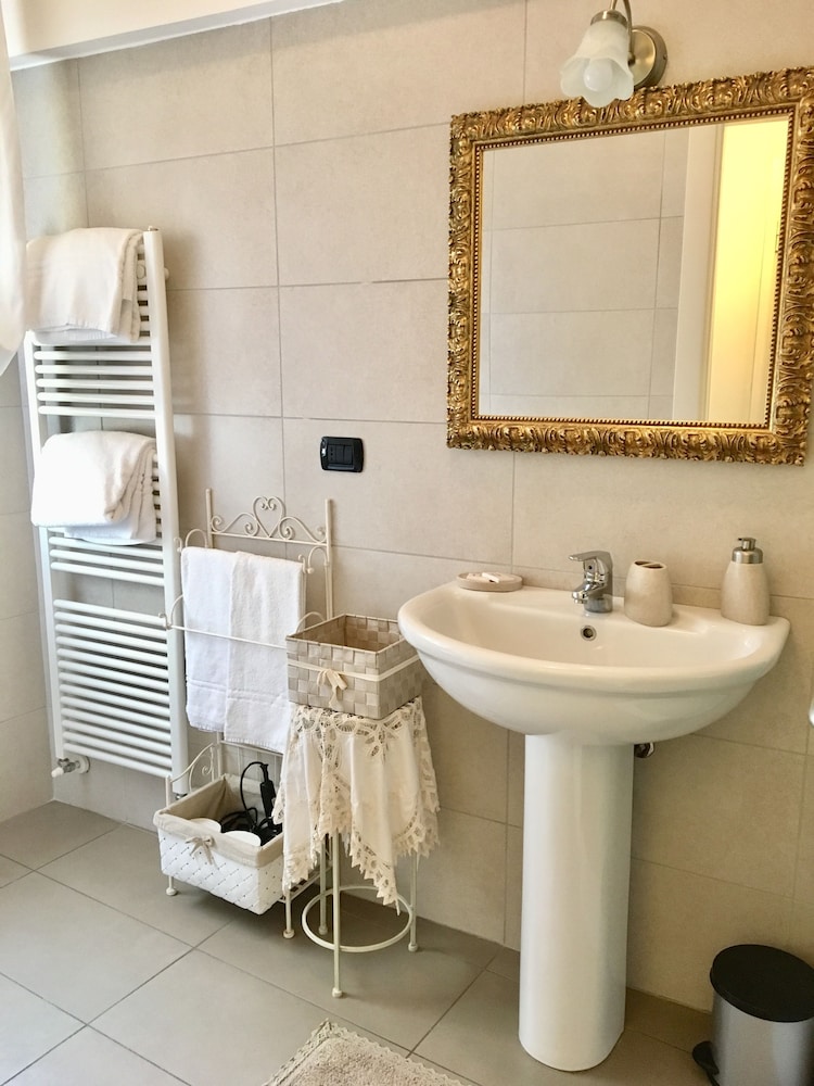 Deluxe Double Room, Ensuite photo 2