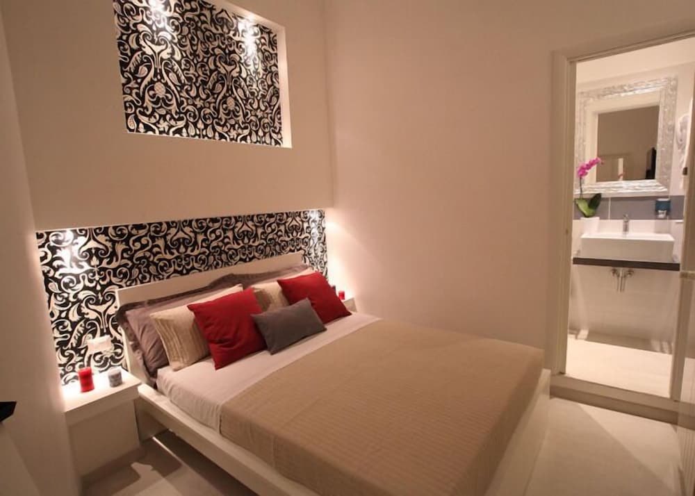 Basic Double Room (internal upper windows) photo 1