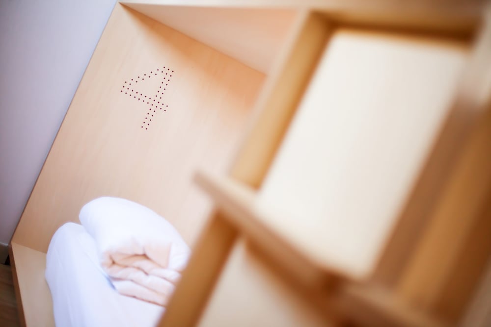 1 cama en dormitorio compartido para 6 personas con baño exterior.