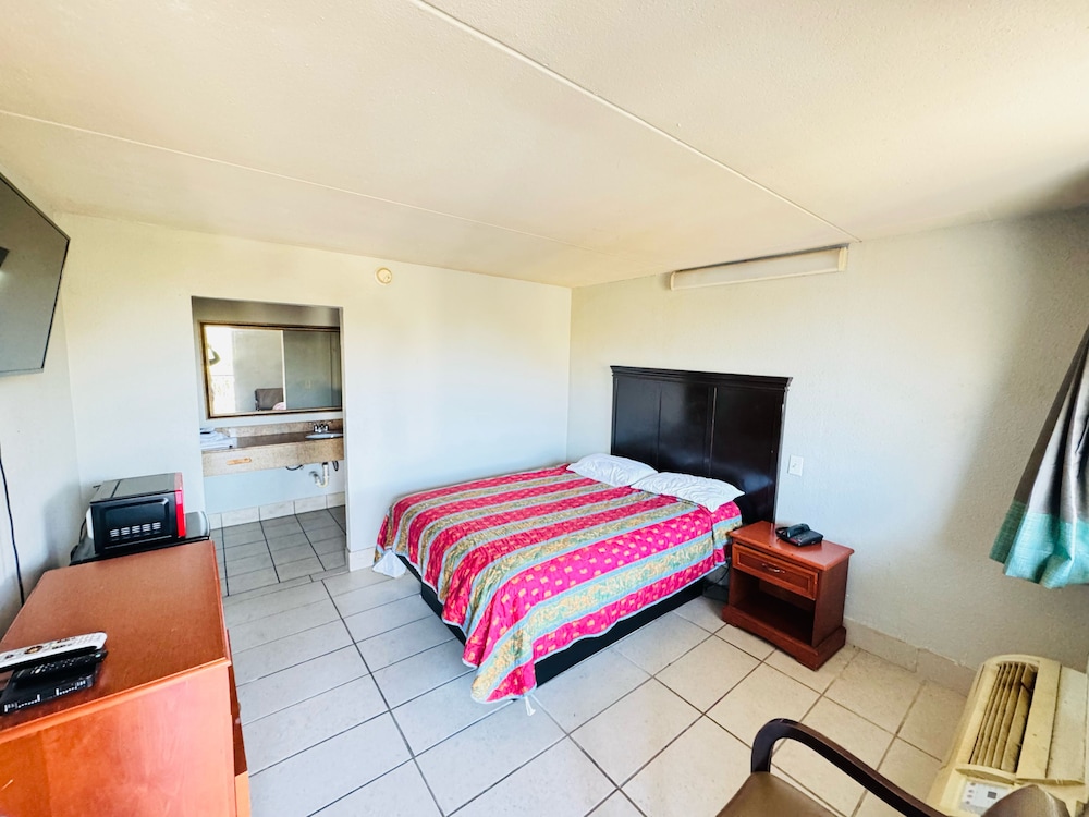 Comfort Studio, 1 Queen Bed photo 2