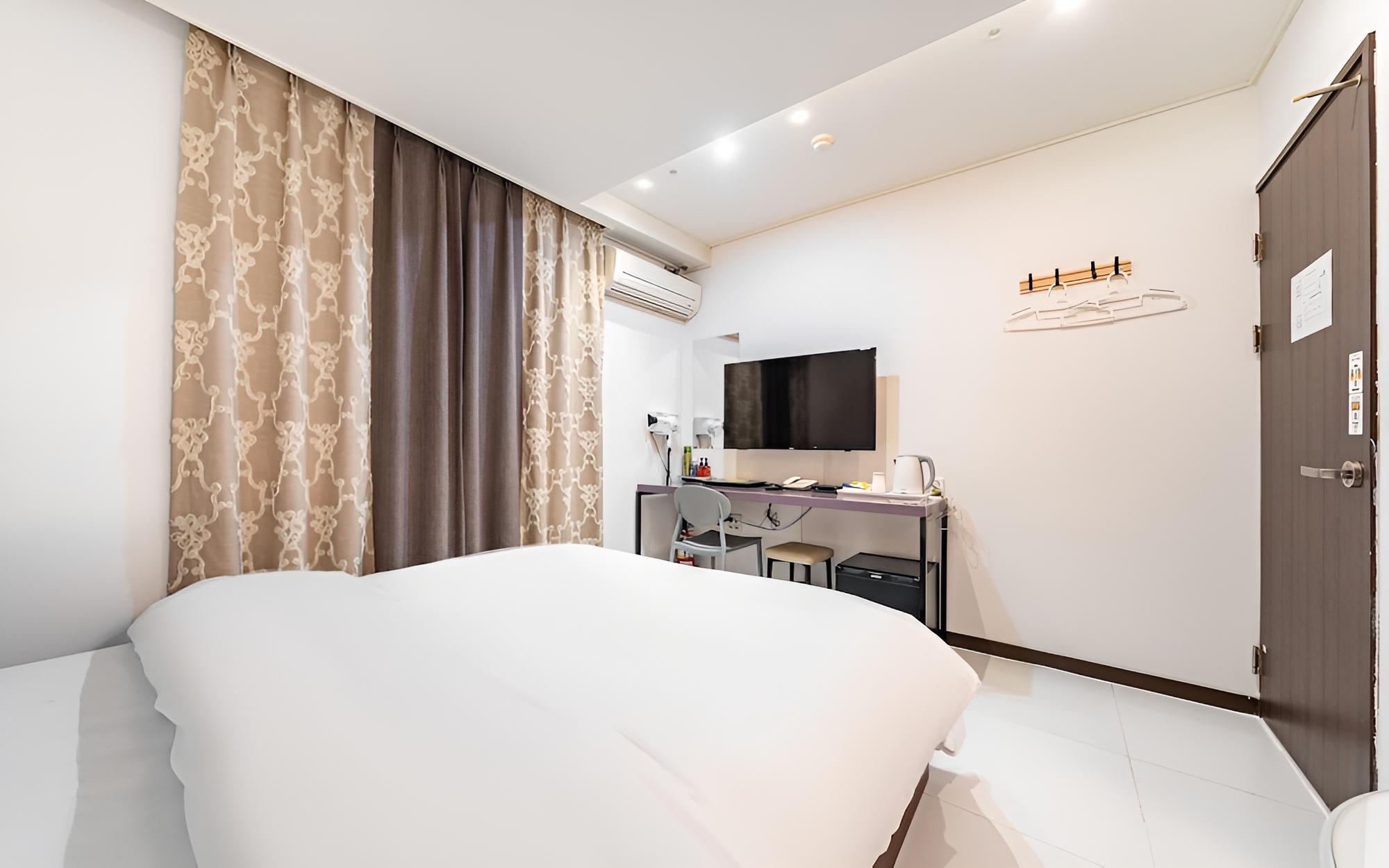Room (Standard - Bathtub (Free Netflix avai) - Photo 4