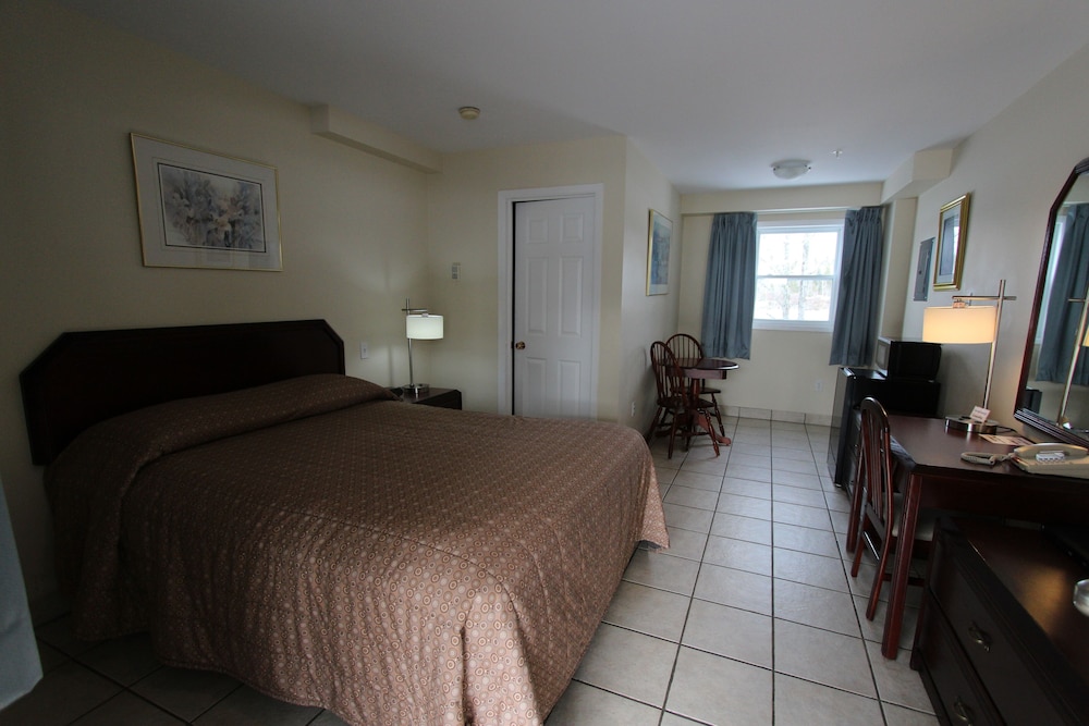 Room, 1 Queen Bed, Refrigerator & Microwave, Lake View photo 1
