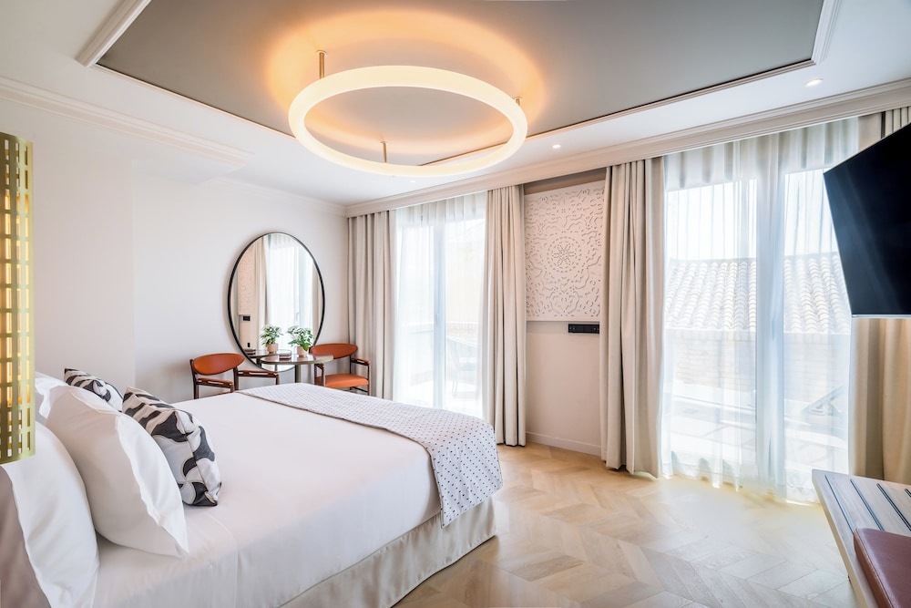 Deluxe Room - Photo 2