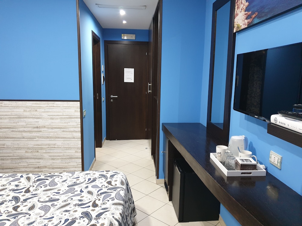 Basic Double Room, 1 King Bed, Ensuite - Photo 3