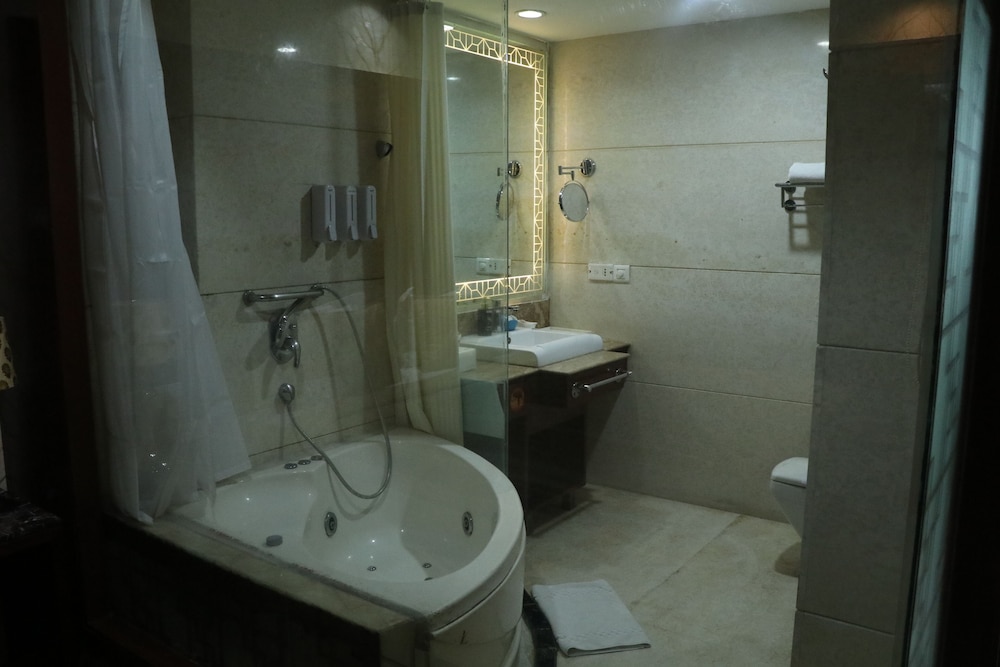 Executive Room with Jacuzzi Tub - Photo 15