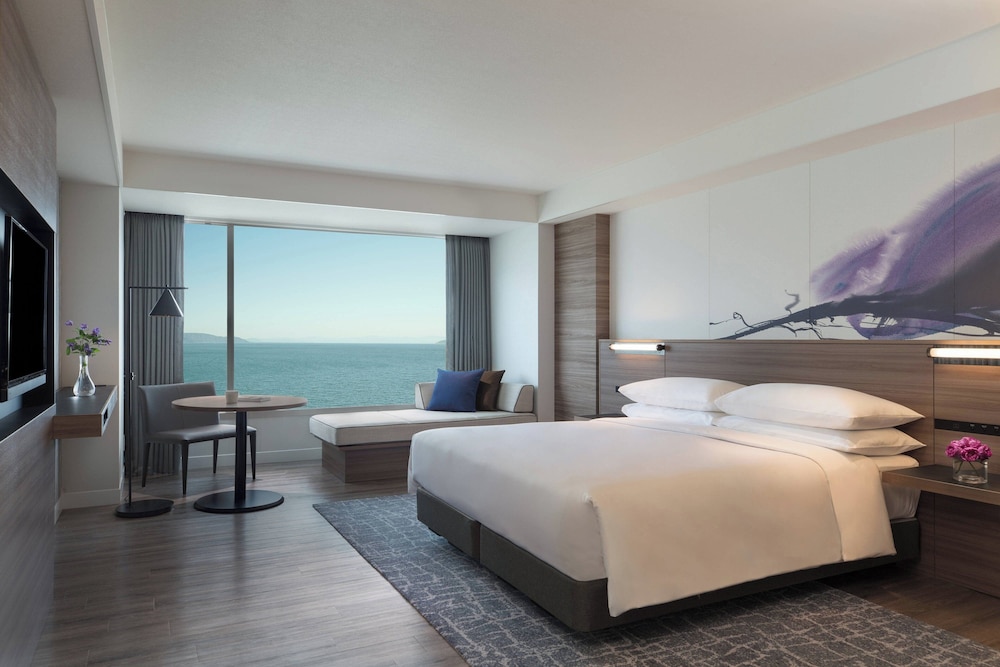 Deluxe Room, 1 King Bed, Non Smoking, Lake View