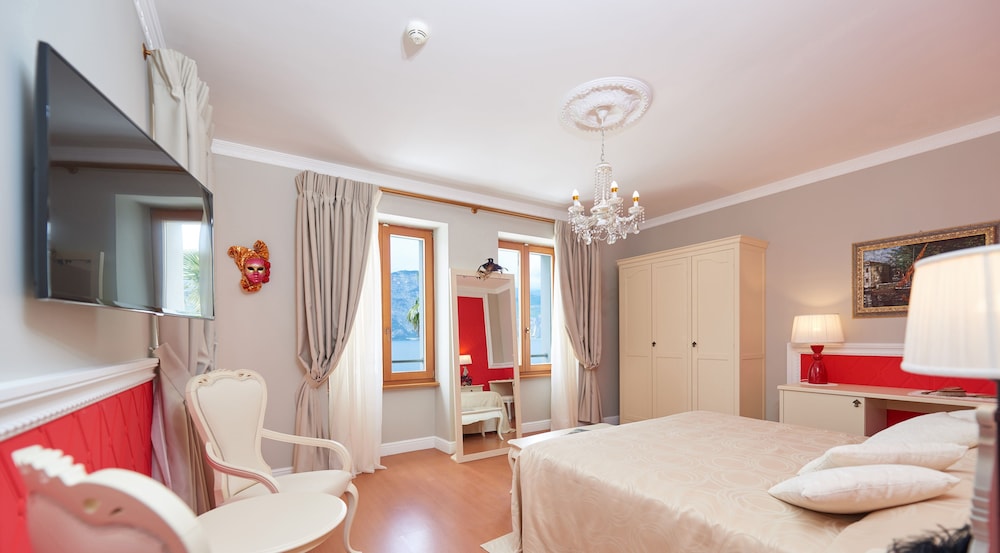 Junior Suite, Balcony, Lake View (Italian Prestige, 3 people) photo 2