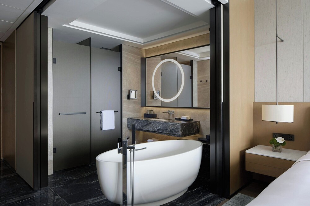Deluxe Room, 1 King Bed, Lake View