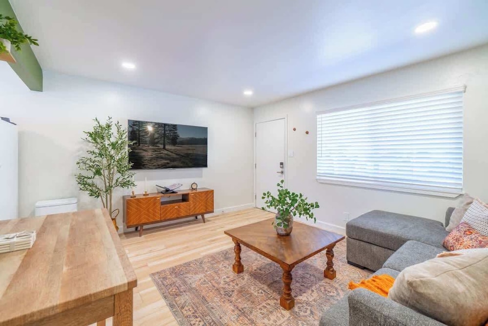 House, 1 Queen Bed with Sofa bed, Kitchen, City View (Vine)
