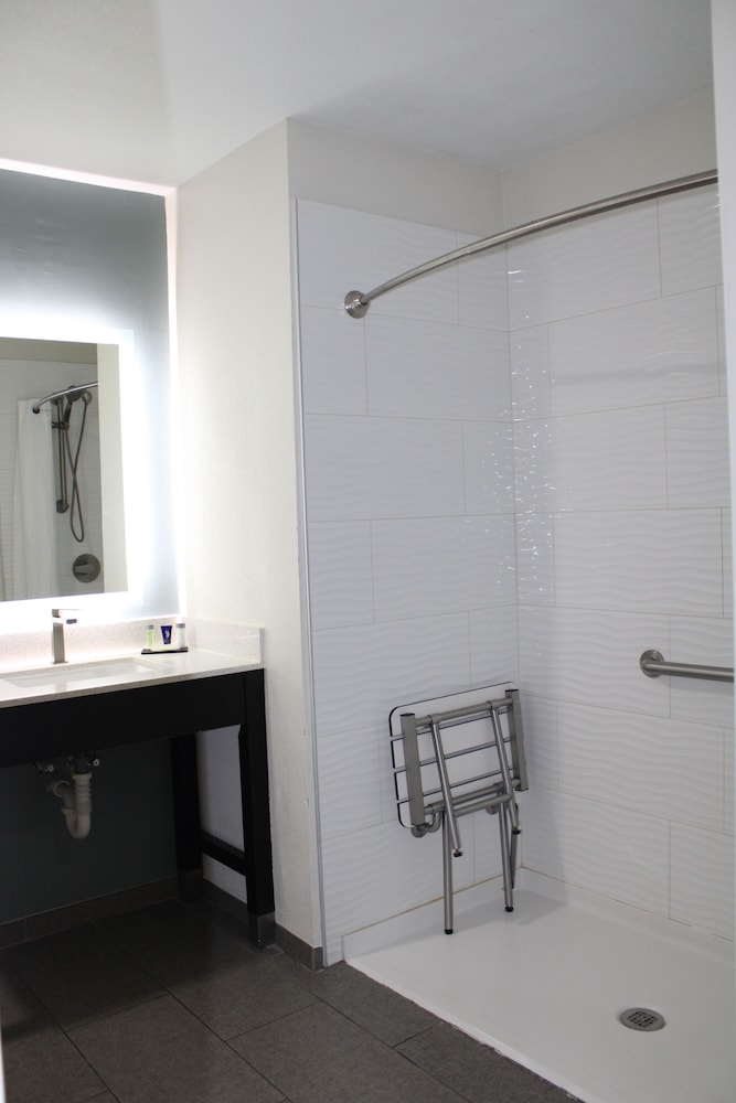 Room, 2 Queen Beds, Accessible, Non Smoking (Mobility, Roll-in Shower) - Photo 14
