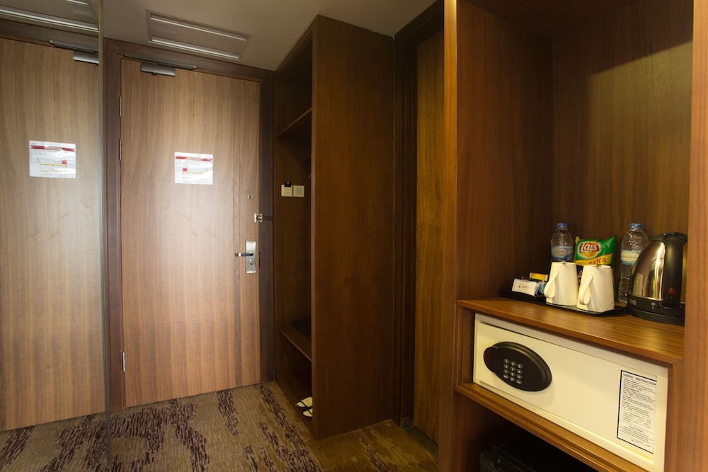Deluxe Room, 1 King Bed photo 2