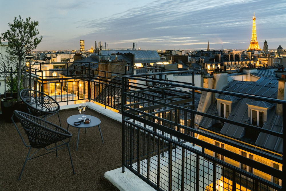 Premium Room, 1 King Bed, Balcony, City View photo 2