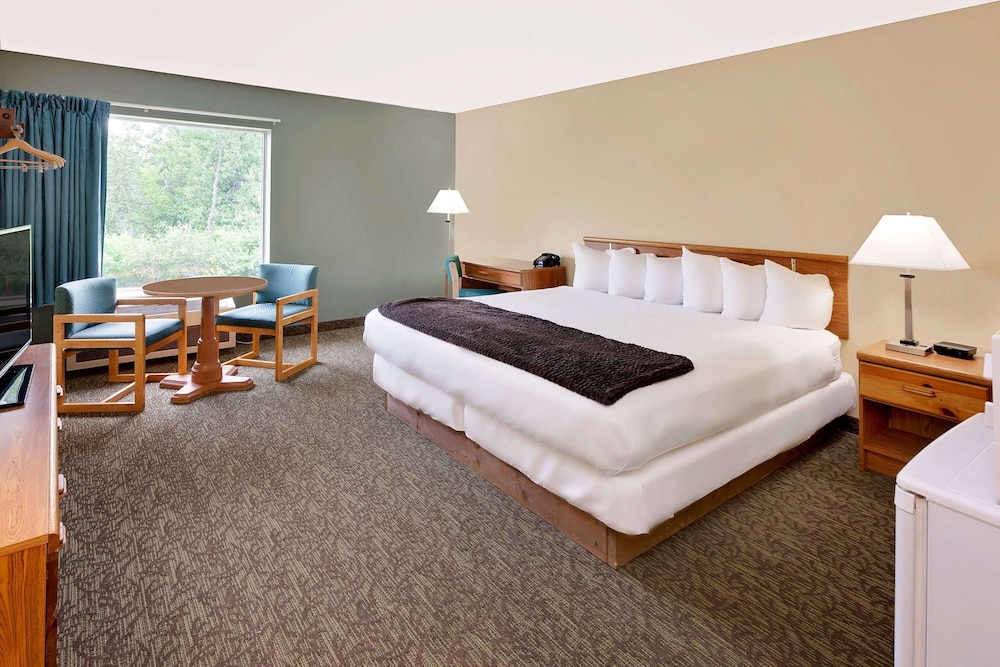 Deluxe Room, 1 King Bed, Non Smoking - Photo 5