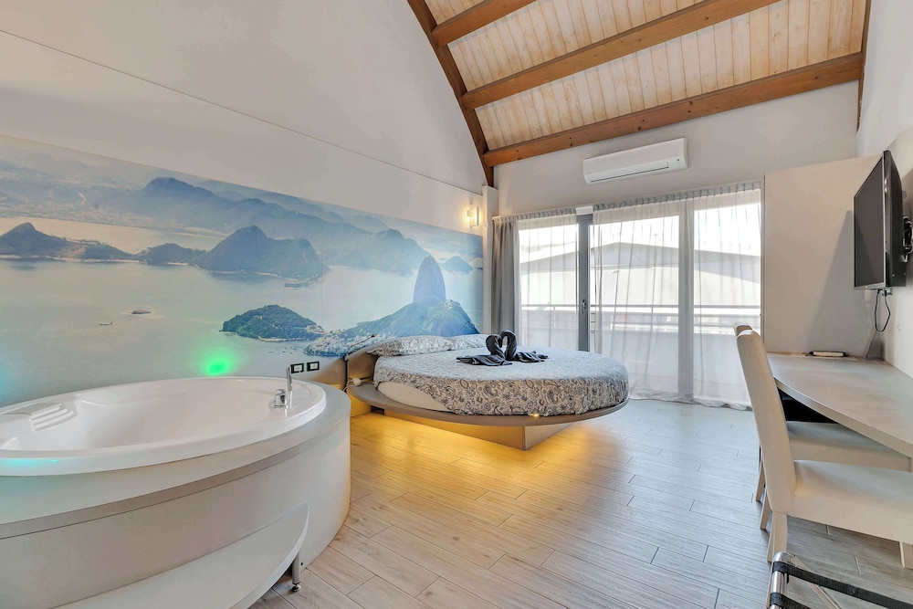 Superior Studio Suite, 1 King Bed, Balcony