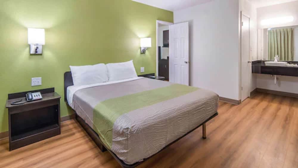 Standard Room, 1 King Bed, Non Smoking, Refrigerator & Microwave photo 3