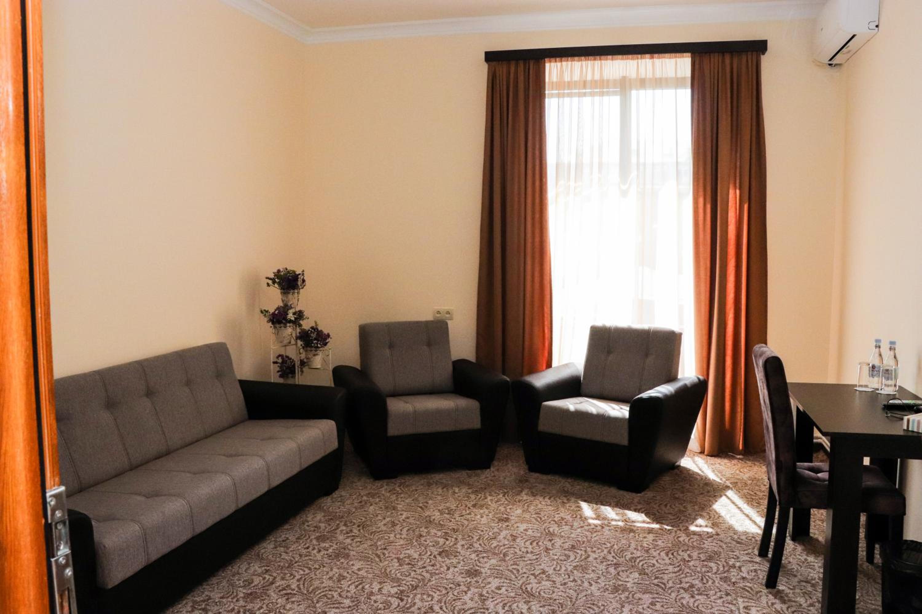 Standard Family Room photo 3