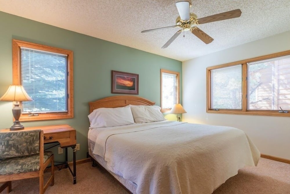 Deluxe Condo, 1 King Bed, Fireplace, River View