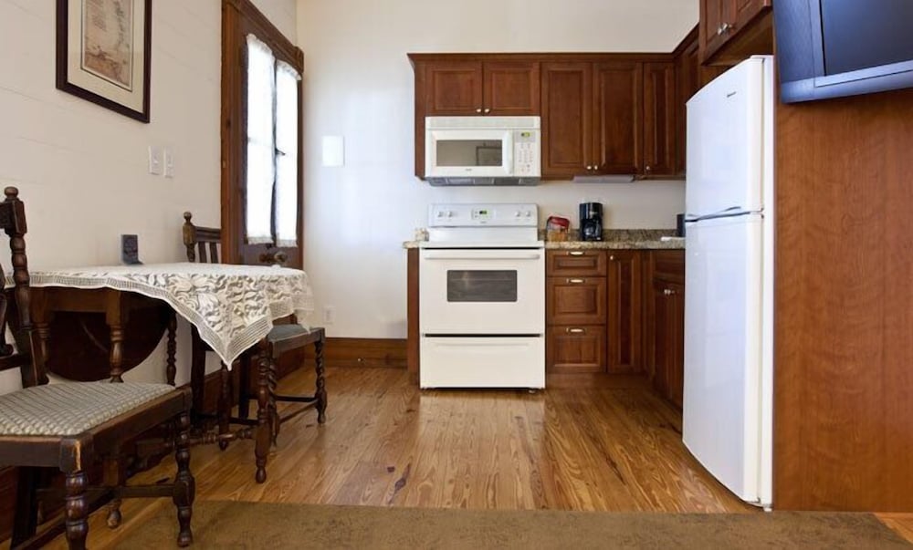 Island City House Queen Suite photo 3